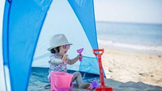 El cortavientos con protección solar más barato y cómodo para despedirte para siempre de la sombrilla de playa