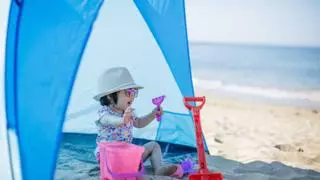 El cortavientos con protección solar más barato y cómodo para despedirte para siempre de la sombrilla de playa