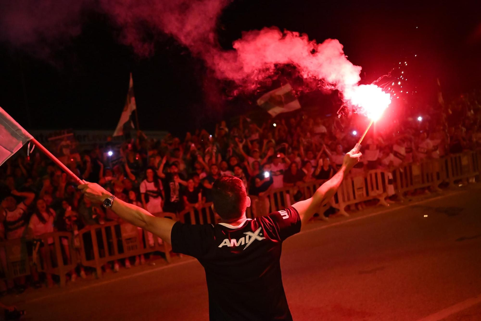 La afición del Elche recibe a los héroes del ascenso a su llegada al Martínez Valero