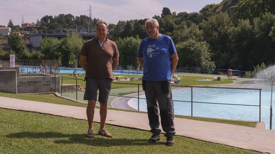 Ramón y José, dos de los trabajadores que cuidan las piscinas y la zona verde de Oira.