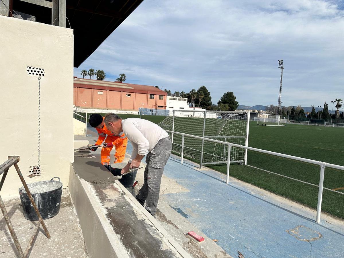 Obras en el campo de fútbol 11 del polideportivo de Benaguasil.
