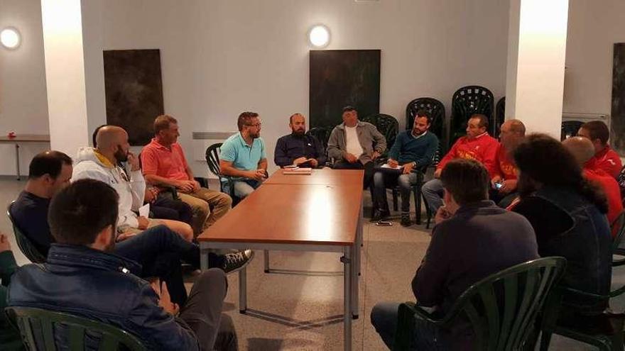 Miembros de los diferentes clubes, reunidos con Miguel Medela en el centro social de Donramiro.