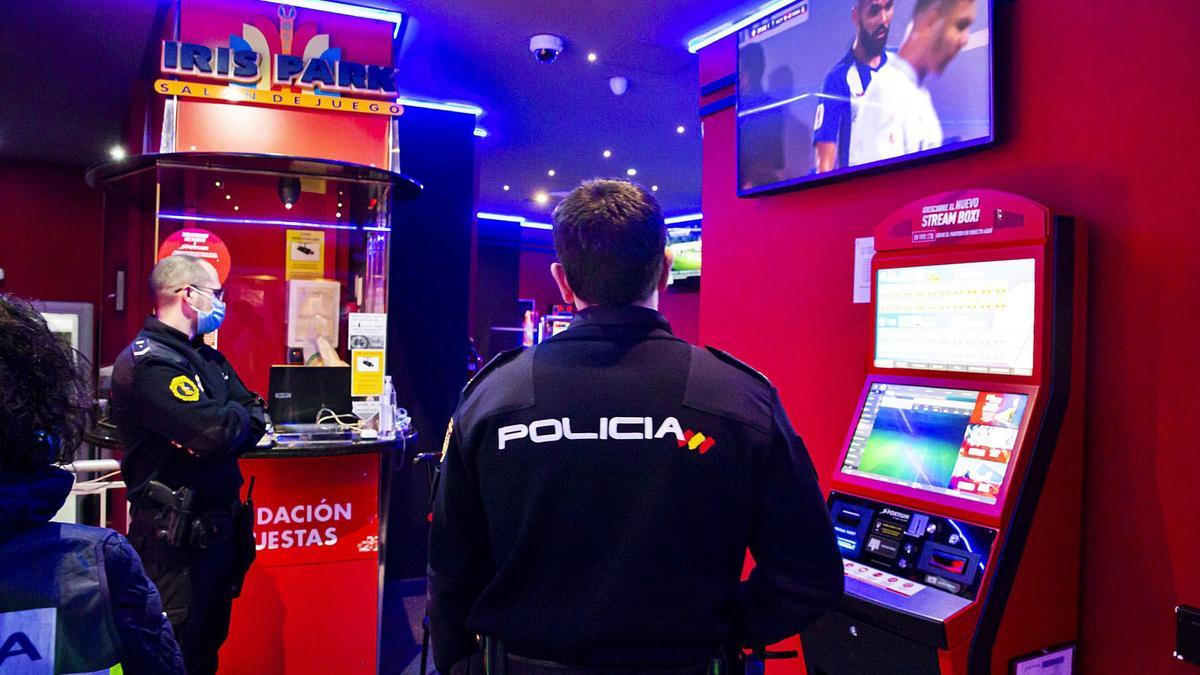 Dos agentes de la Policía
Autonómica en un local 
de juego de Alicante
el miércoles. rafa arjones