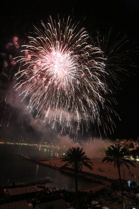 El desfile y el castillo de fuegos ponen fin a las fiestas patronales.