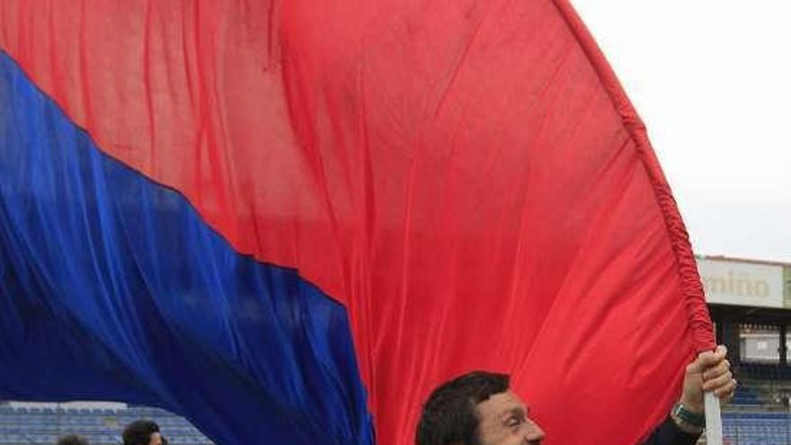 El defensa lesionado Julio Álvarez agita una bandera en el festejo.