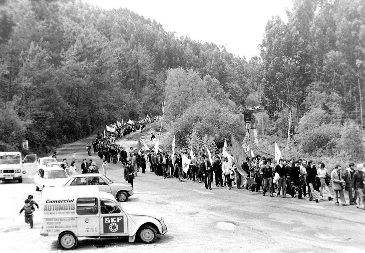 Vista da marcha de protesta pola central nuclear de Xove, camiñando dende Viveiro até a localidade mariñá. Abril de 1977.