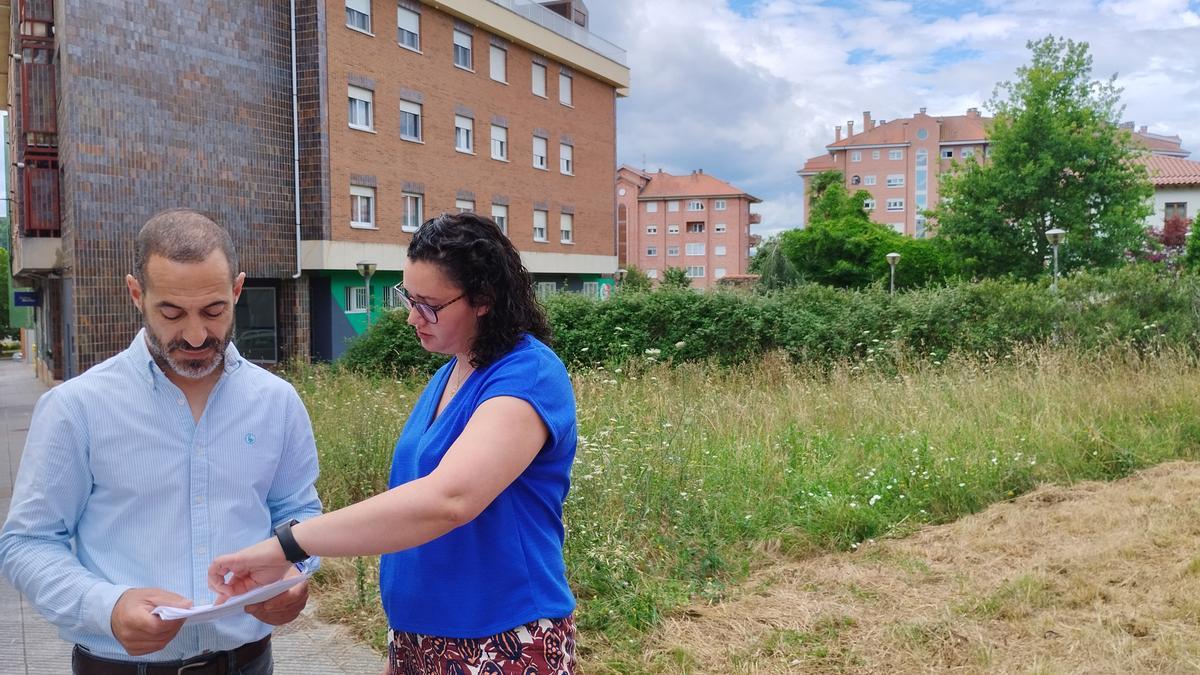 Ángel García, con la jefe de Disciplina Urbanística, Paula Zaragoza, en el solar que se va a adecentar en la zona.