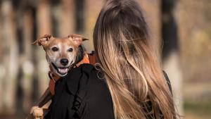 Una mujer sujeta a su mascota.