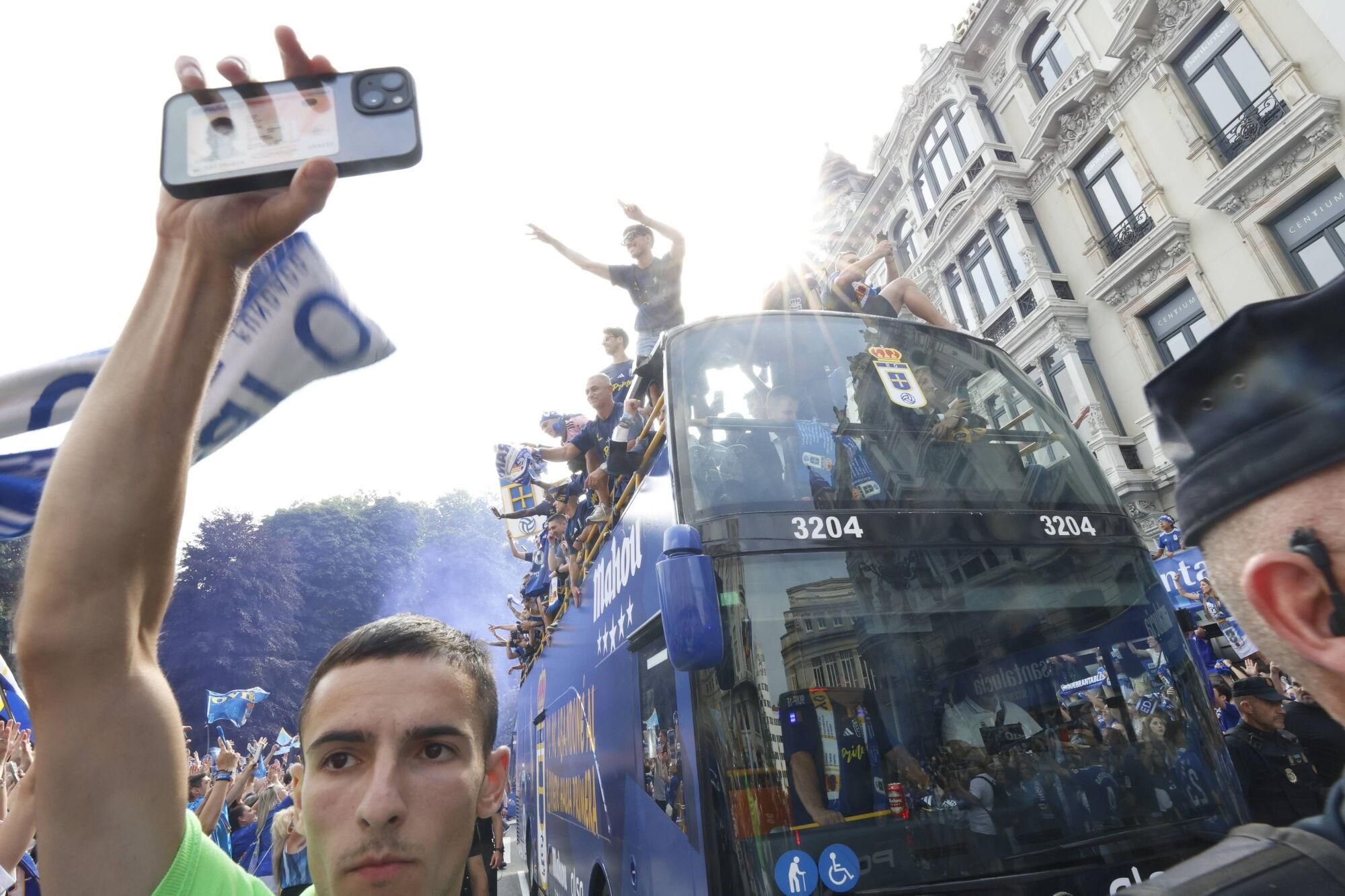 Locura azul en las calles de Oviedo para celebrar el ascenso del equipo a Primera División