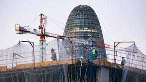 Obra de una promoción de viviendas en Barcelona, con la Torre Agbar al fondo