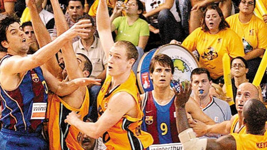 Víctor Baldo y Jim Moran frenan a Dejan Bodiroga, en 2005.