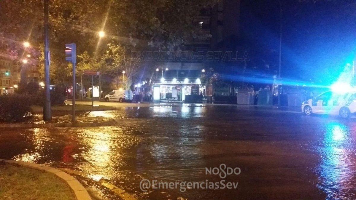 La Gran Plaza inundada. / Emergencias Sevilla