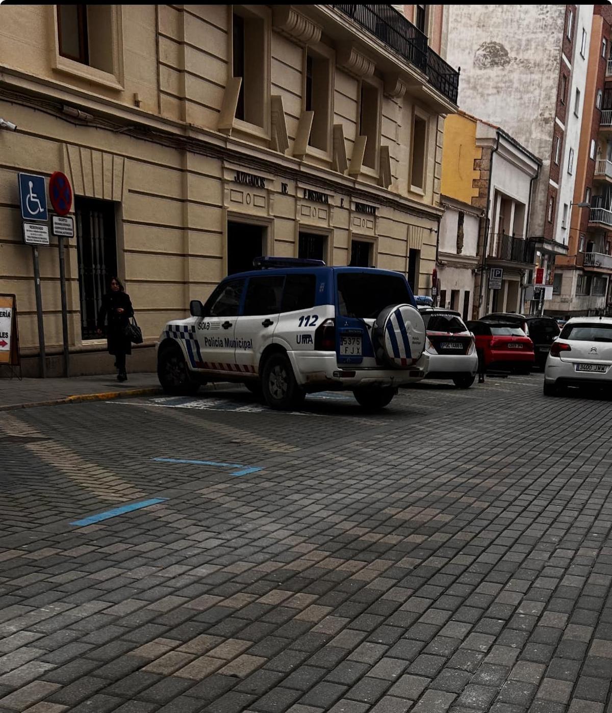 Imagen del coche de la Policía Municipal aparcado junto a los juzgados