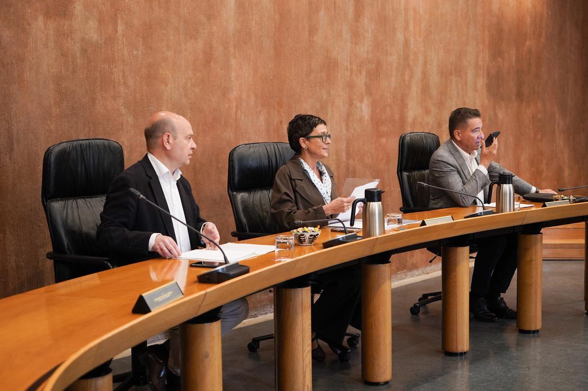 Los portavoces de Vox, Santiago Morón, y PP, Ana Marín, en la Junta de Portavoces.