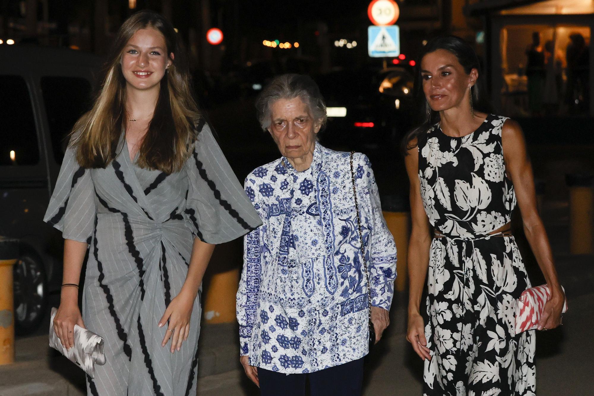 Primera fotografía de doña Sofía con Leonor y Sofía