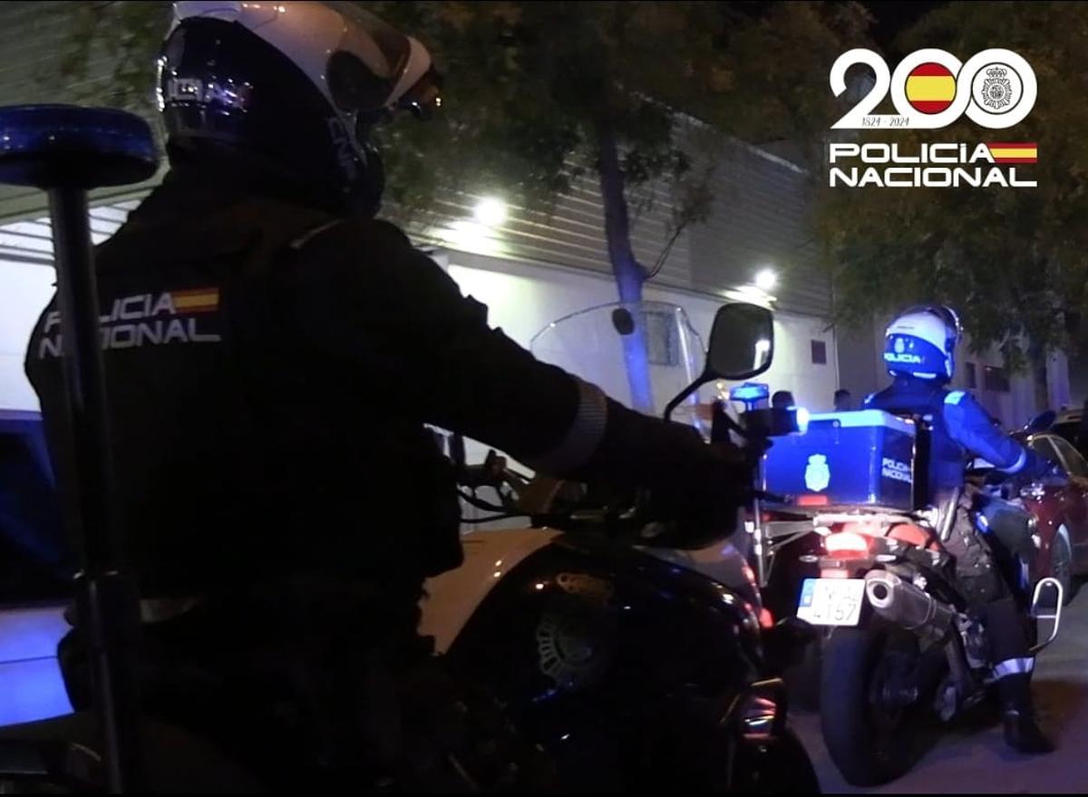 Patrullas de la Policía Nacional y la Policía Local buscaban al autor de la agresión.