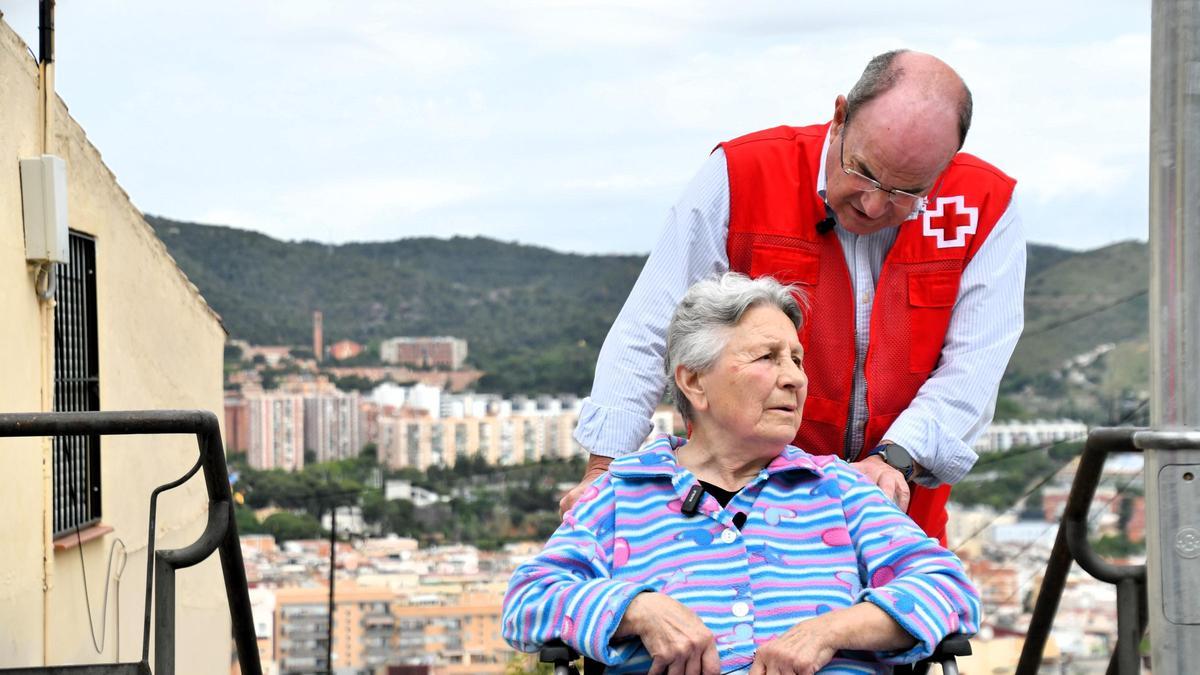 Juana, usuaria de 'Baixem al Carrer' junto a Manel, voluntario de Creu Roja