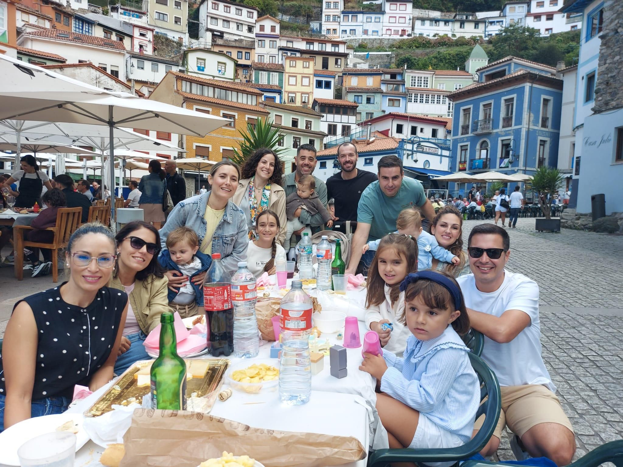 En imágenes: En imágenes: Más de 1.200 personas participan en la tercera comida en la calle de Cudillero