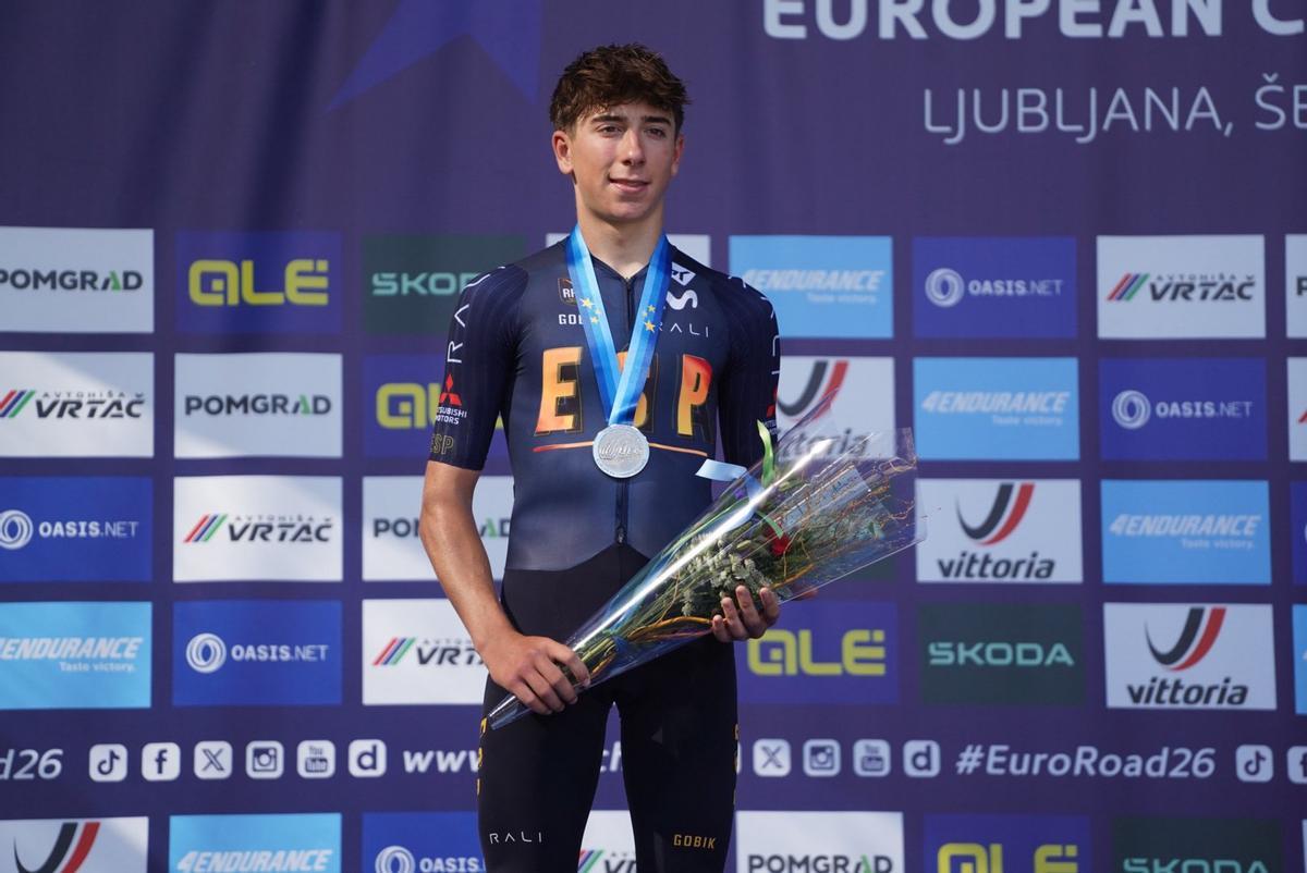 Aitor Martínez Groset, con la medalla de plata, en Eslovenia.