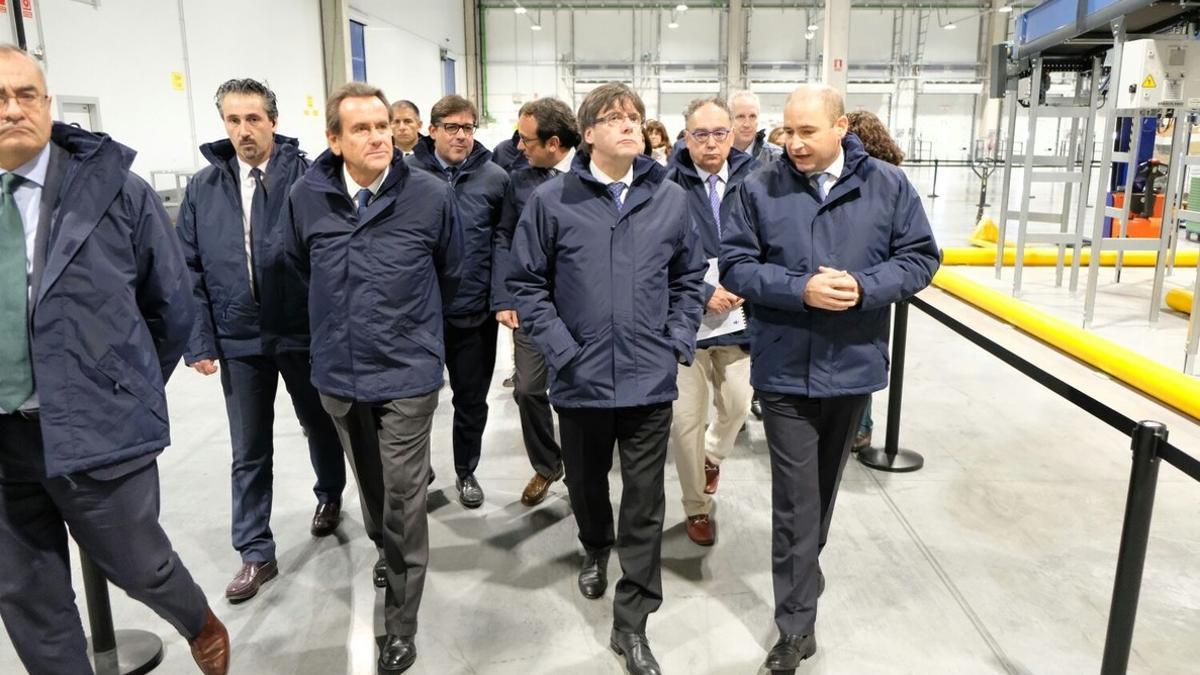 Carles Puigdemont (centro), junto a Sixte Cambra (a su derecha) y el resto de autoridades en la inauguración de la plataforma logística de frío de Cilsa y Carrefour.