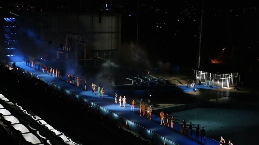 Retrospectiva de Mugler a les piscines olímpiques de Montjuïc. A la dreta, desfilada de José Castro a la setmana de la moda de París. | ETIENNE TORDOIR/EMPORDÀ