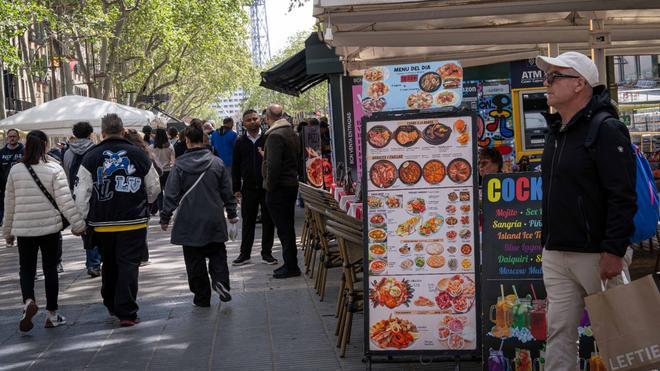 Eliminar las fotos de paella de la Rambla no hará que sean mejores