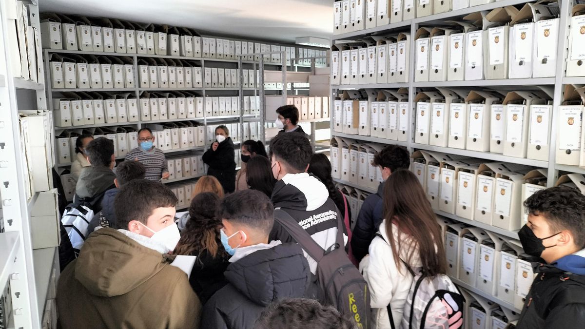 Grupo de alumnos y profesores del Juan Calero en las instalaciones del archivo municipal