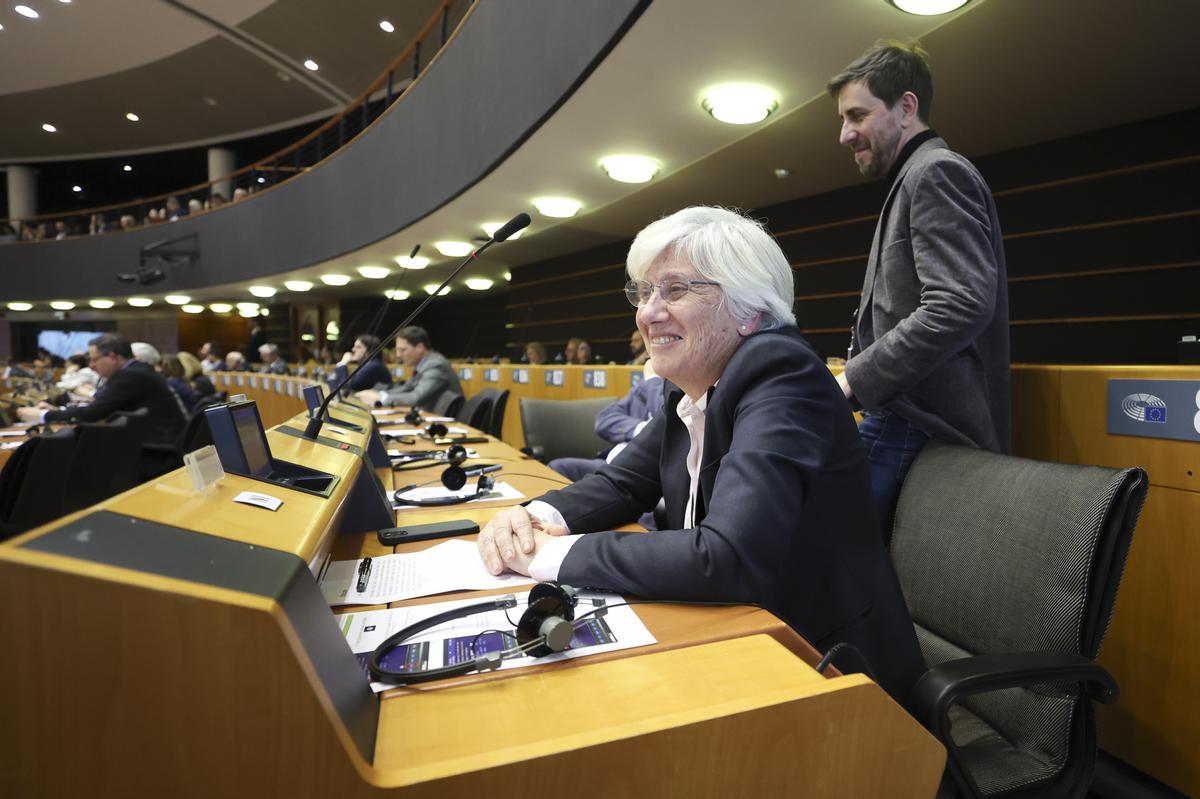 La eurodiputada de Junts Clara Ponsatí asiste al pleno del Parlamento Europeo acompañada de Carles Puigdemont y Toni Comín tras la detención y posterior puesta en libertad en el regreso a Catalunya.