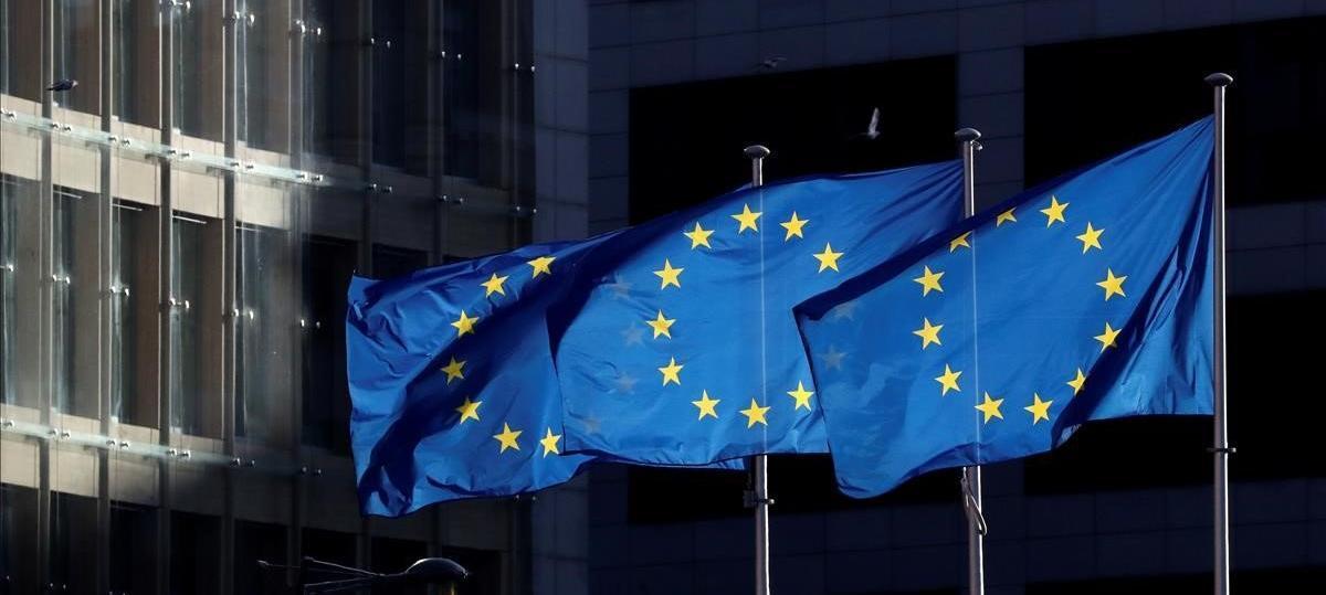 Banderas de la Unión Europea ondean frente al edificio de la Comisión Europea.