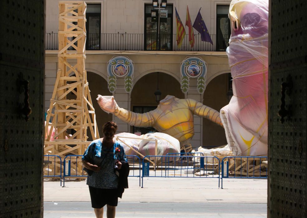 Piezas de la Hoguera Oficial en la plaza del Ayuntamiento