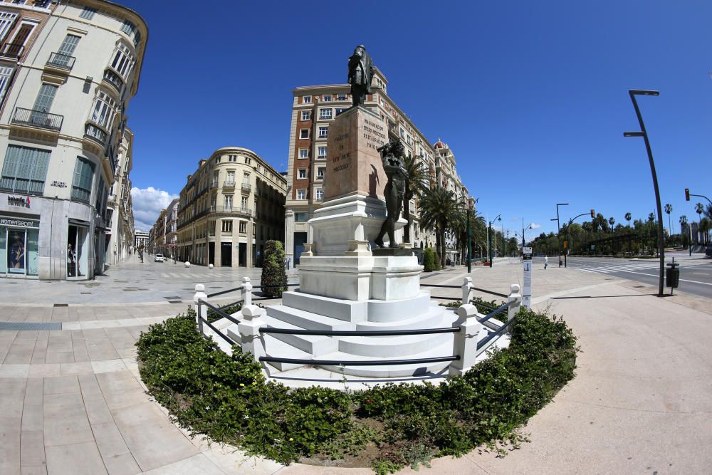 Tras varios días marcados por la lluvia, el sol vuelve a brillar en Málaga este viernes que, aún siendo Viernes de Dolores, sigue siendo un viernes en cuarentena. Pocas o ninguna persona por las siempre concurridas calle Larios, plaza de la Constitución o la renovada Alameda Principal. Tampoco nadie en la plaza de la Marina, cuando son ya prácticamente tres las semanas que llevamos de confinamiento obligatorio tras decretarse el estado de alarma por la pandemia de coronavirus.