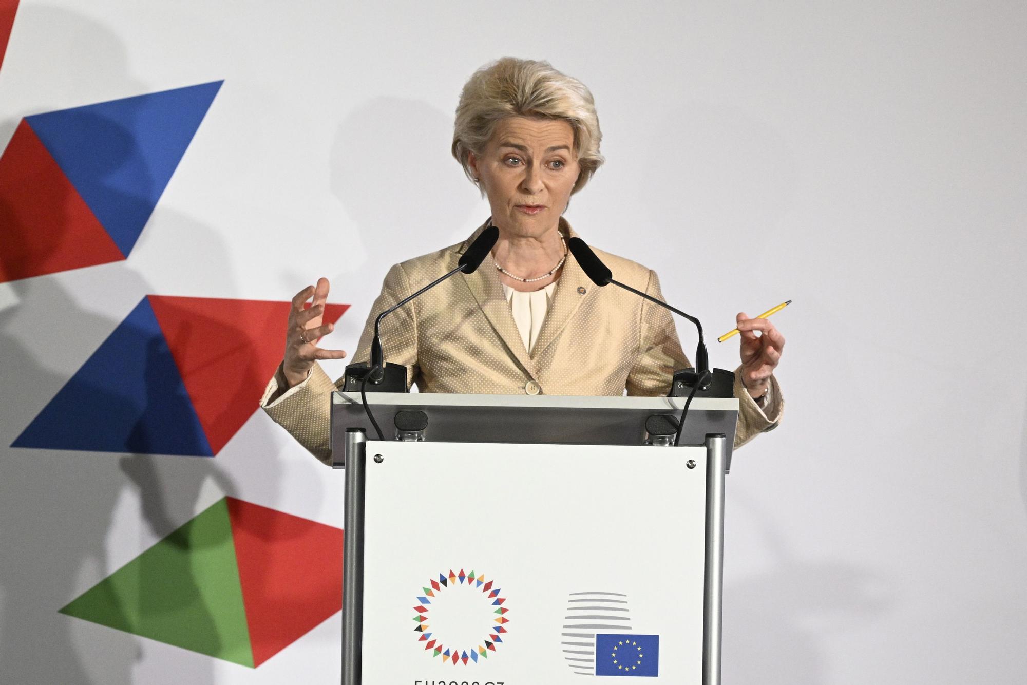 Von der Leyen comparece en Praga, en la cumbre de la UE.