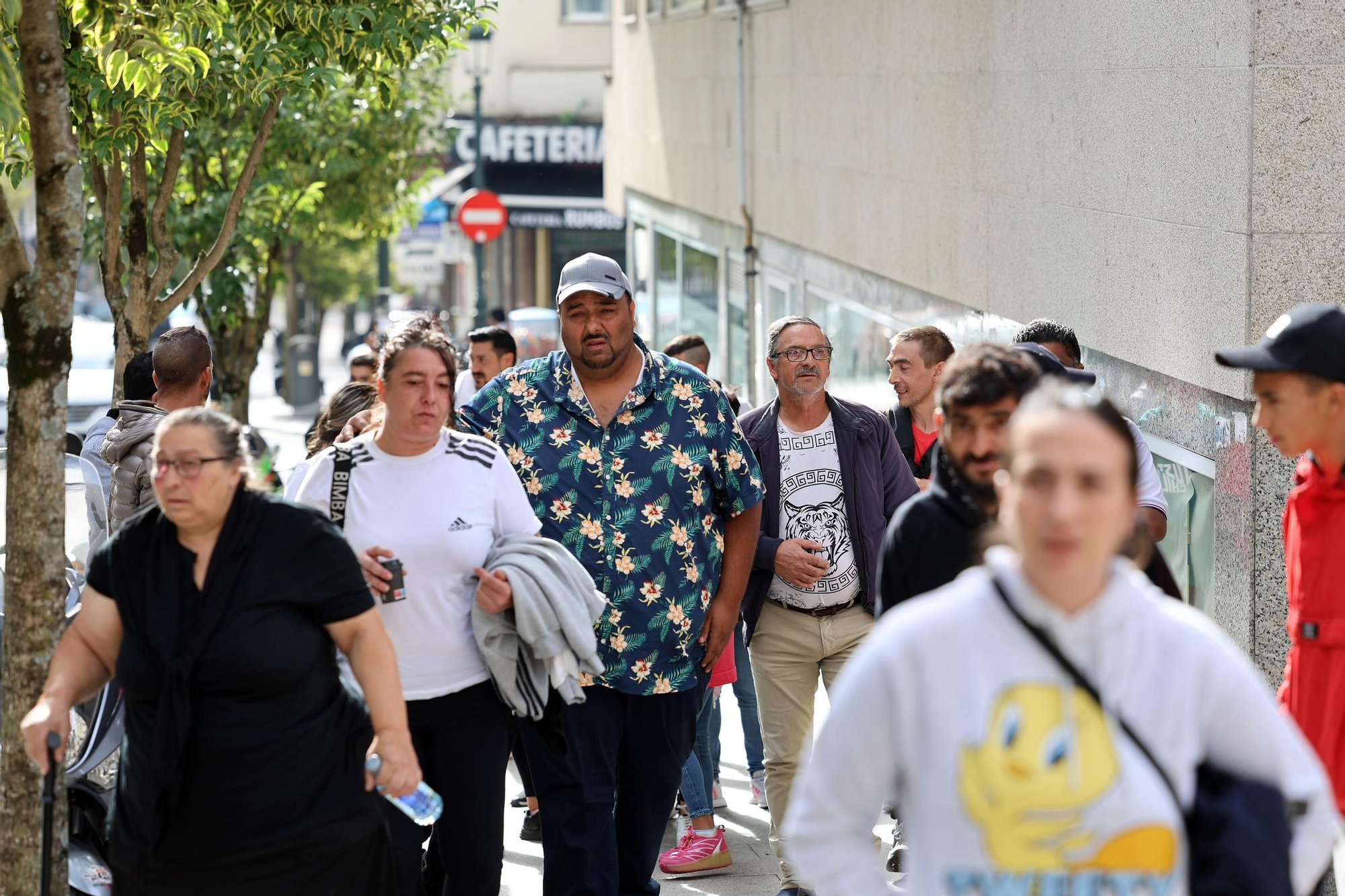 Vecinos vuelven al edificio incendiado en Vigo a por sus pertenencias, y familias de etnia gitana en torno a Povisa