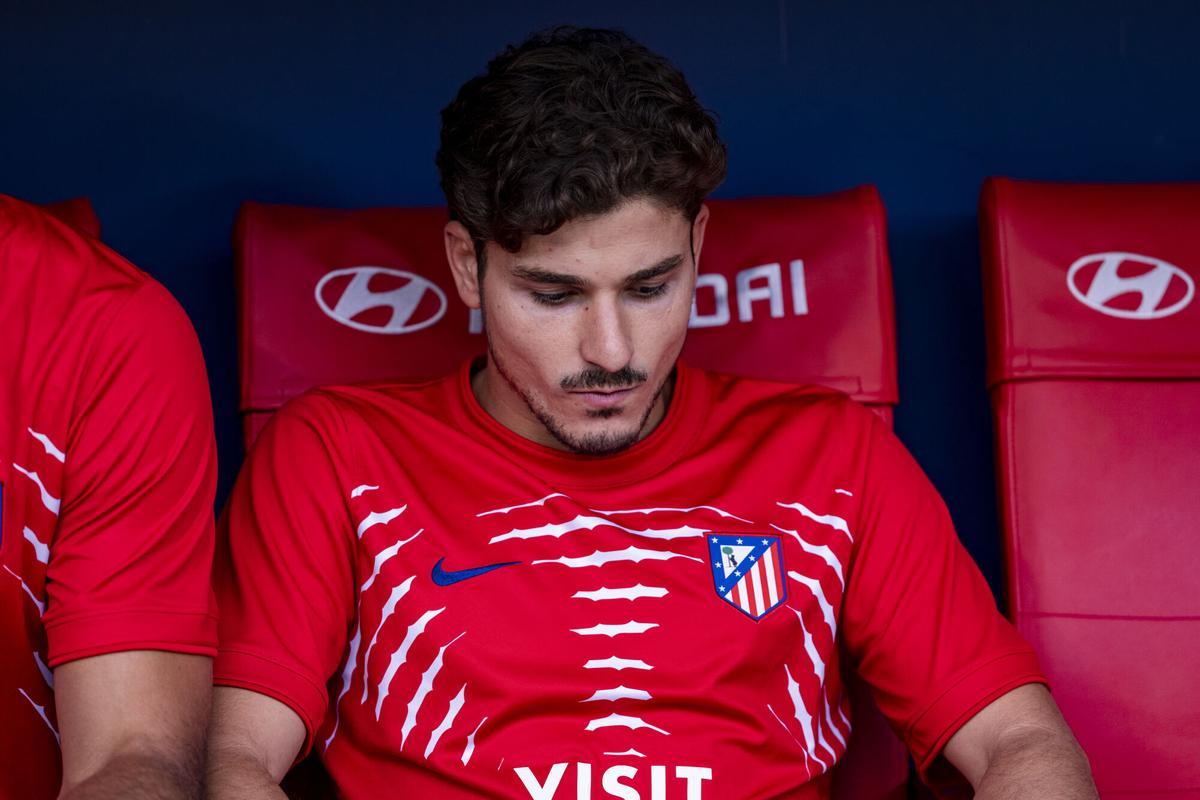 23 August 2026, Spain, Madrid: Atletico de Madrid's Julian Alvarez sits on the bench prior to the start of the Spanish Primera Division soccer match between Atletico de Madrid and Villarreal CF at Riyadh Air Metropolitano. Photo: Alberto Gardin/ZUMA Press Wire/dpa Alberto Gardin/ZUMA Press Wire/d / DPA 23/08/2026 ONLY FOR USE IN SPAIN. Alberto Gardin/ZUMA Press Wire/d / DPA;LaLiga;soccer;football;sports;Spain Primera Division - Atletico Madrid vs Villarreal CF