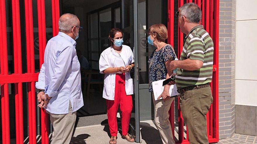 Autoridades municipales, a la entrada a la residencia.