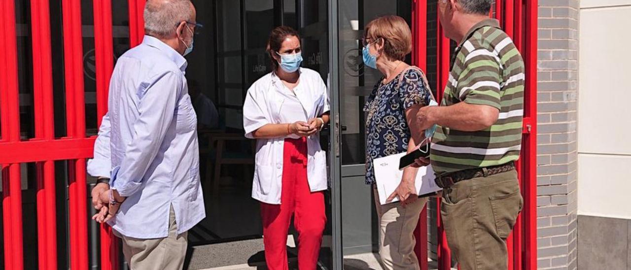 Autoridades municipales, a la entrada a la residencia.