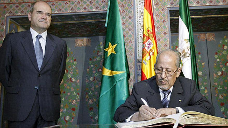 Invitado. El presidente mauritano firmó en el libro de Honor en la sede de la Fundación de las Tres Culturas del Mediterráneo de Sevilla.