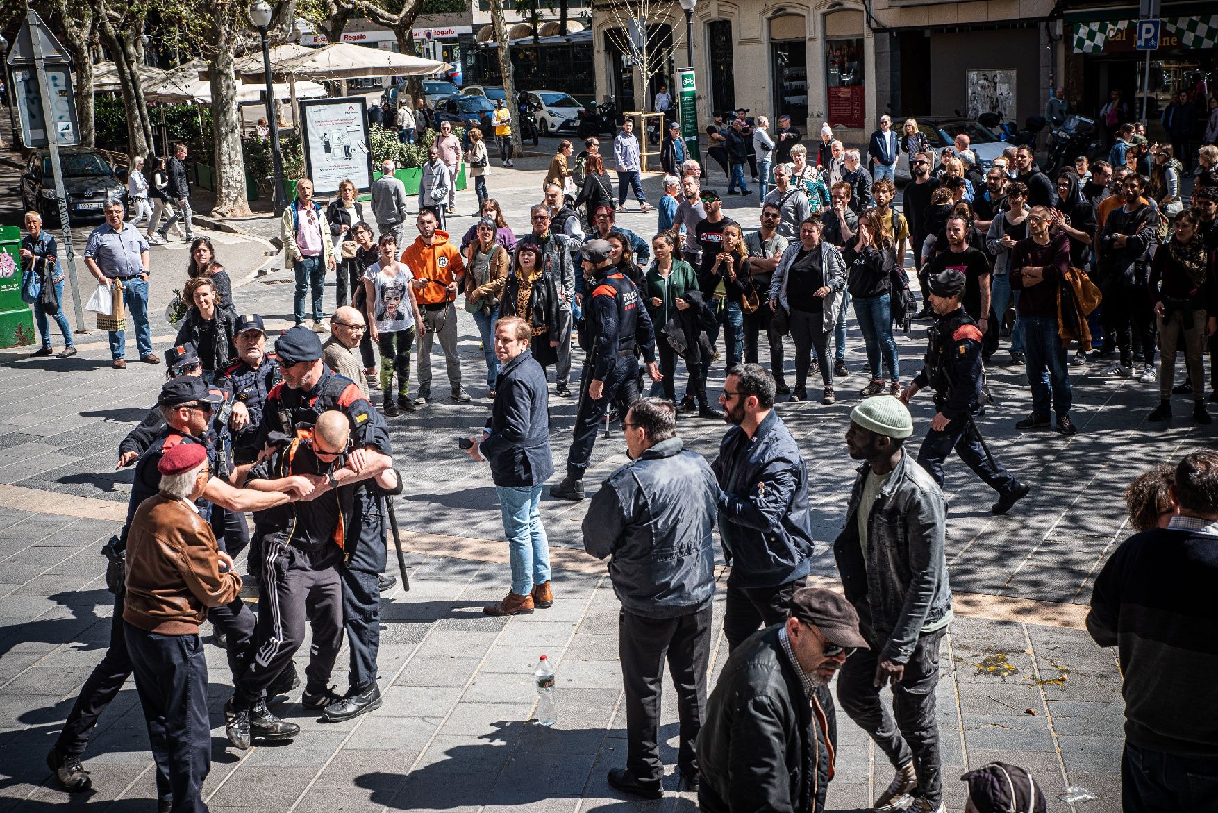 Antifeixistes protesten en l'acte de campanya de Vox a Cris Rei