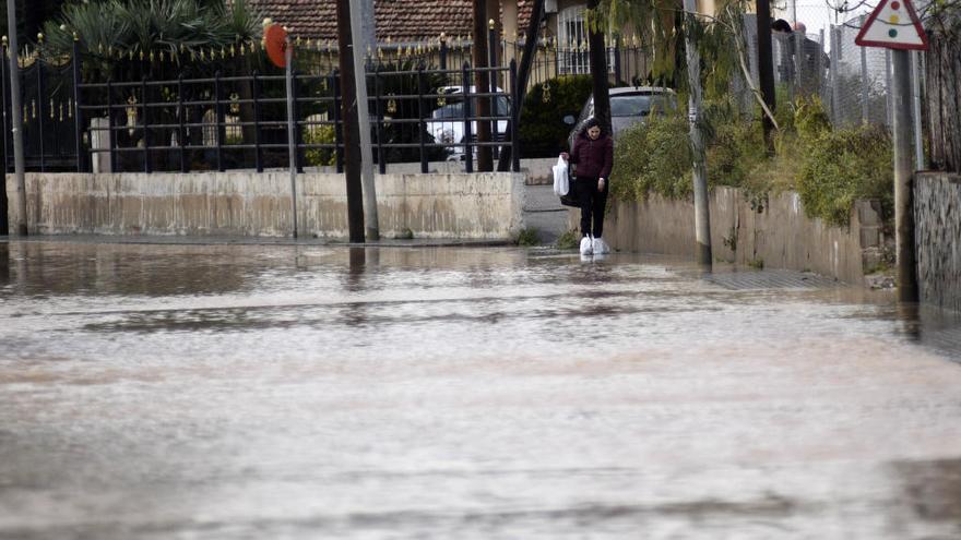 La lluvia ha desbordado este martes la rambla de Espinardo