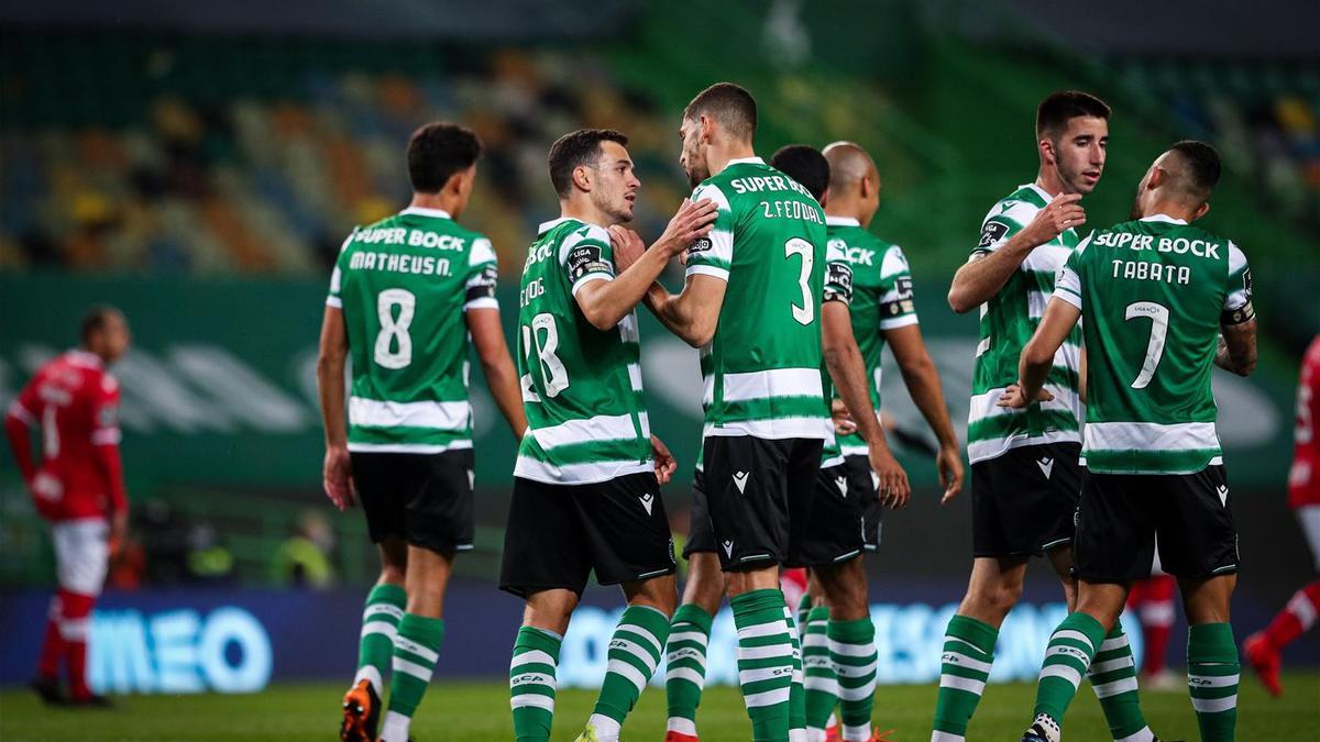 Pedro Gonçalves recoge el cariño de sus compañeros tras anotar el 1-0