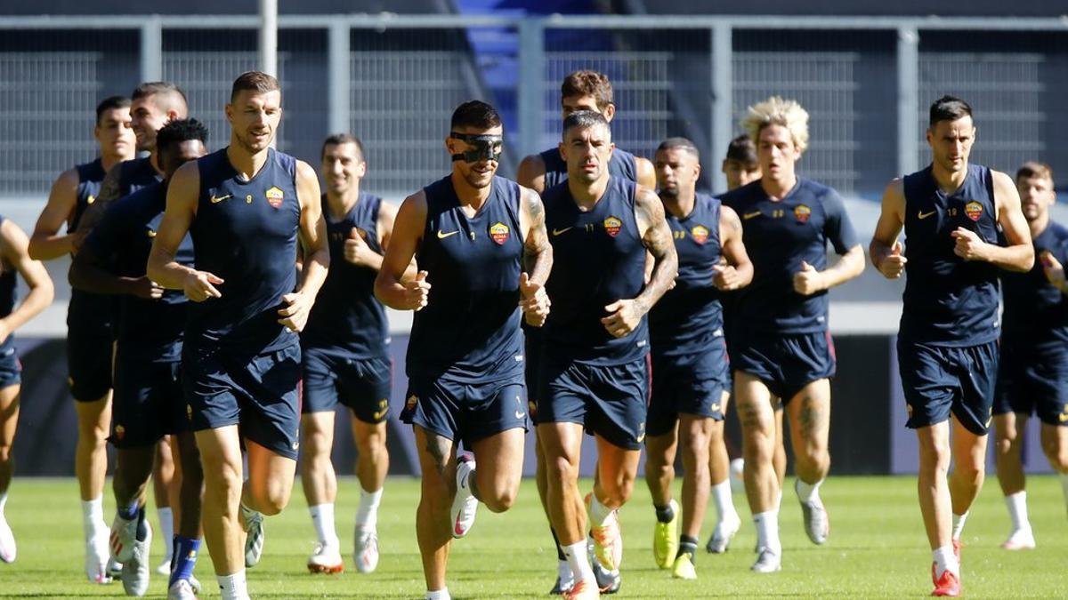 Los jugadores de la Roma, durante un entreno, este miércoles en Alemania.