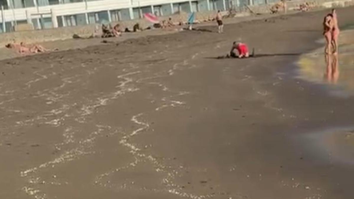 Restos del vertido en playa del Cura.