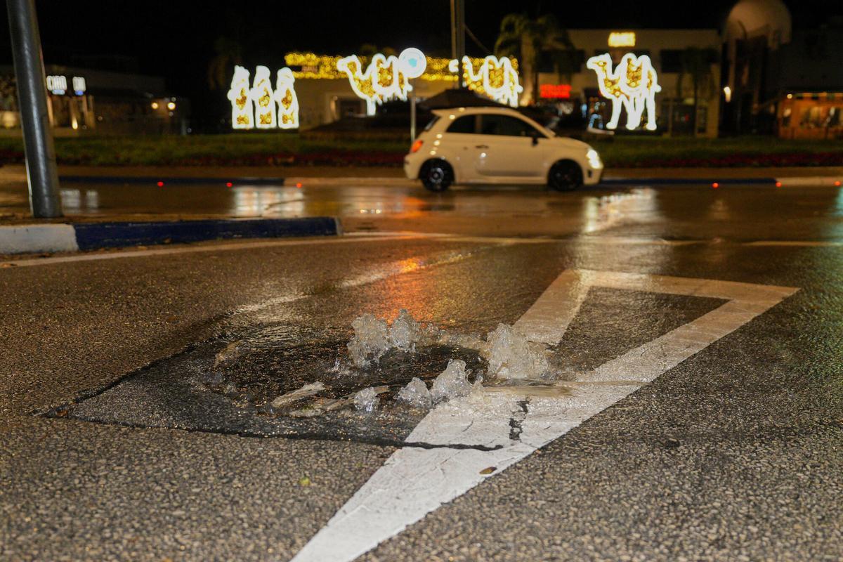 Alcantarilla rebosando agua por las inundaciones en la zona del Bulevar PrÍncipe de Hohemlohe, en Marbella, tras el temporal que está afectando este sábado a varias localidades malagueñas. EFE/Juan Carlos Domínguez