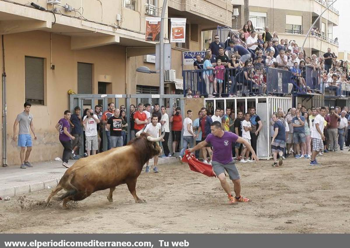 GALERÍA DE FOTOS -- El 'bou per la vila' suma un nuevo corneado