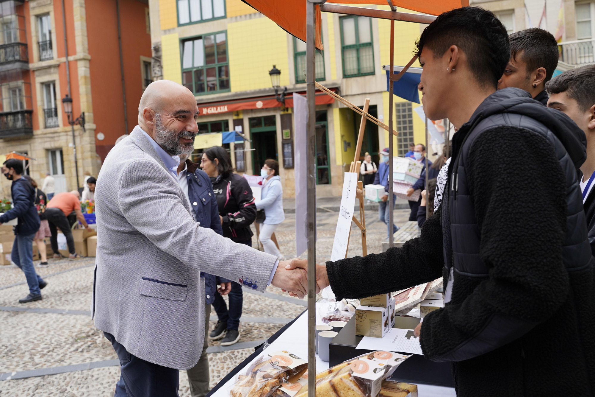 El mercado de cooperativas escolares de Gijón, en imagénes