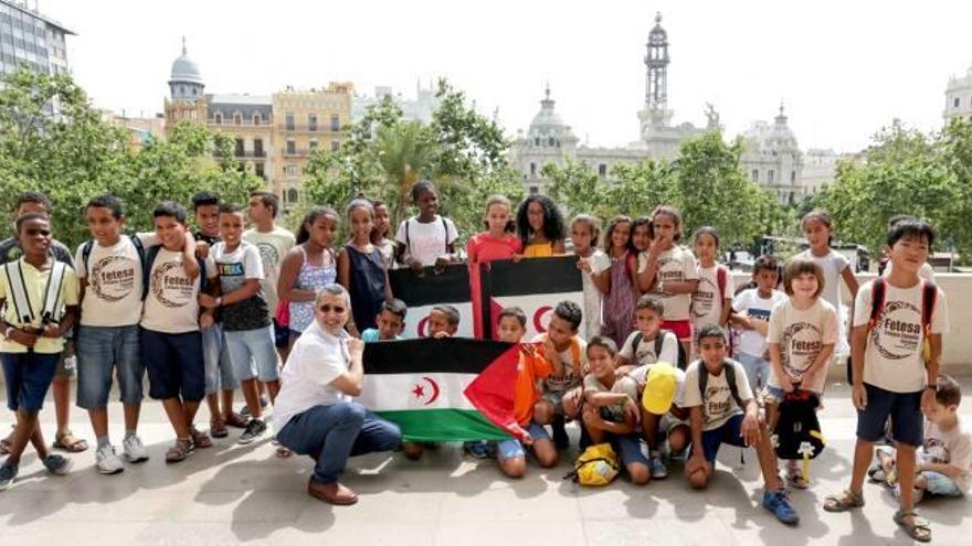 Los niños saharauis de Vacances en Pau, recibidos en el salón de Cristal