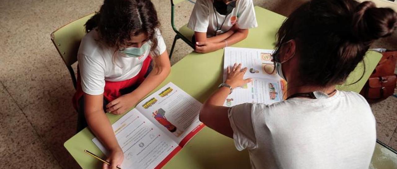 Una profesora en una aula de Tenerife. |