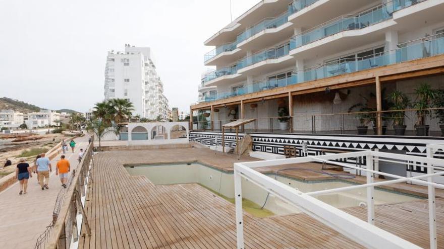La terraza con la piscina del establecimiento de ocio afectado por la sanción. | J. A. RIERA