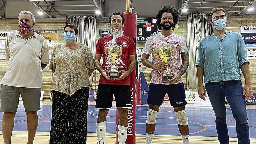 Perini y Gallego posan con sus trofeos en la premiación.