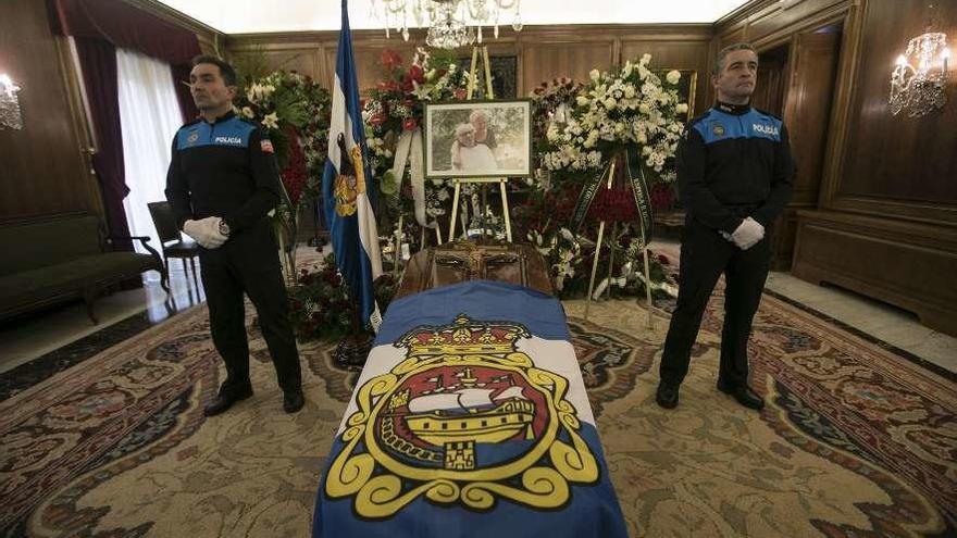 Capilla ardiente por Manuel Ponga, en el salón de recepciones del Ayuntamiento de Avilés.